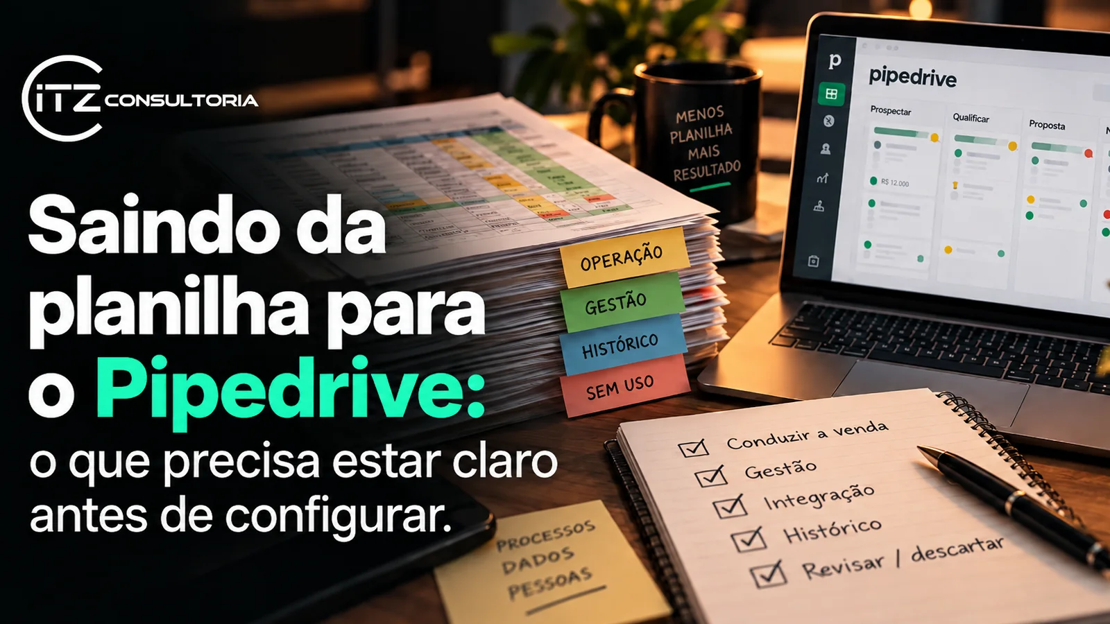 Mesa com planilha impressa, notebook com Pipedrive e checklist de operação, gestão, integração e histórico.